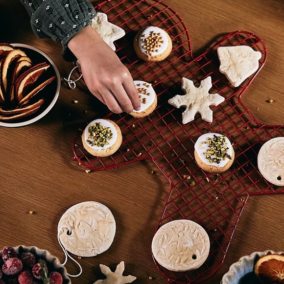 NWT Anthropologie Season's Eatings Gingerbread Cookie Cooling Rack, Red - Picture 4 of 9
